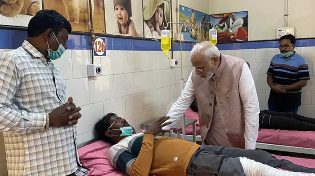 पीएम मोदी ने मोरबी पुल हादसे की जगह का दौरा किया, घायलों से मुलाकात की